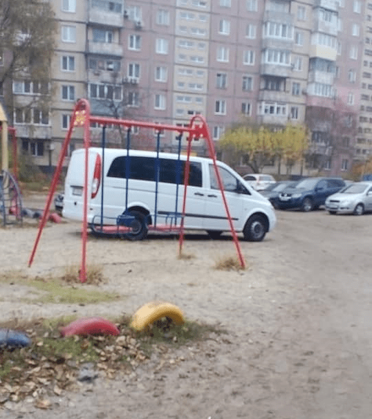 В Днепре парковка "захватила" детскую площадку. Новости Днепра