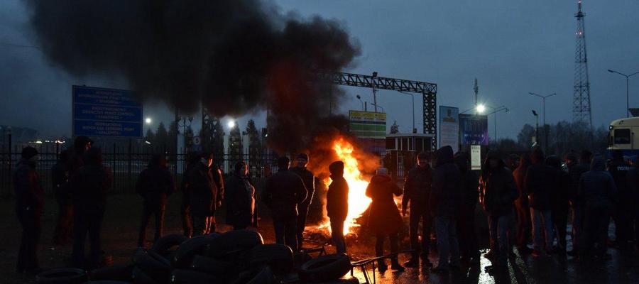 Горящие покрышки и драки со спецотрядами полиции: противостояние на границе Украины с Польшей (видео). Новости Днепра