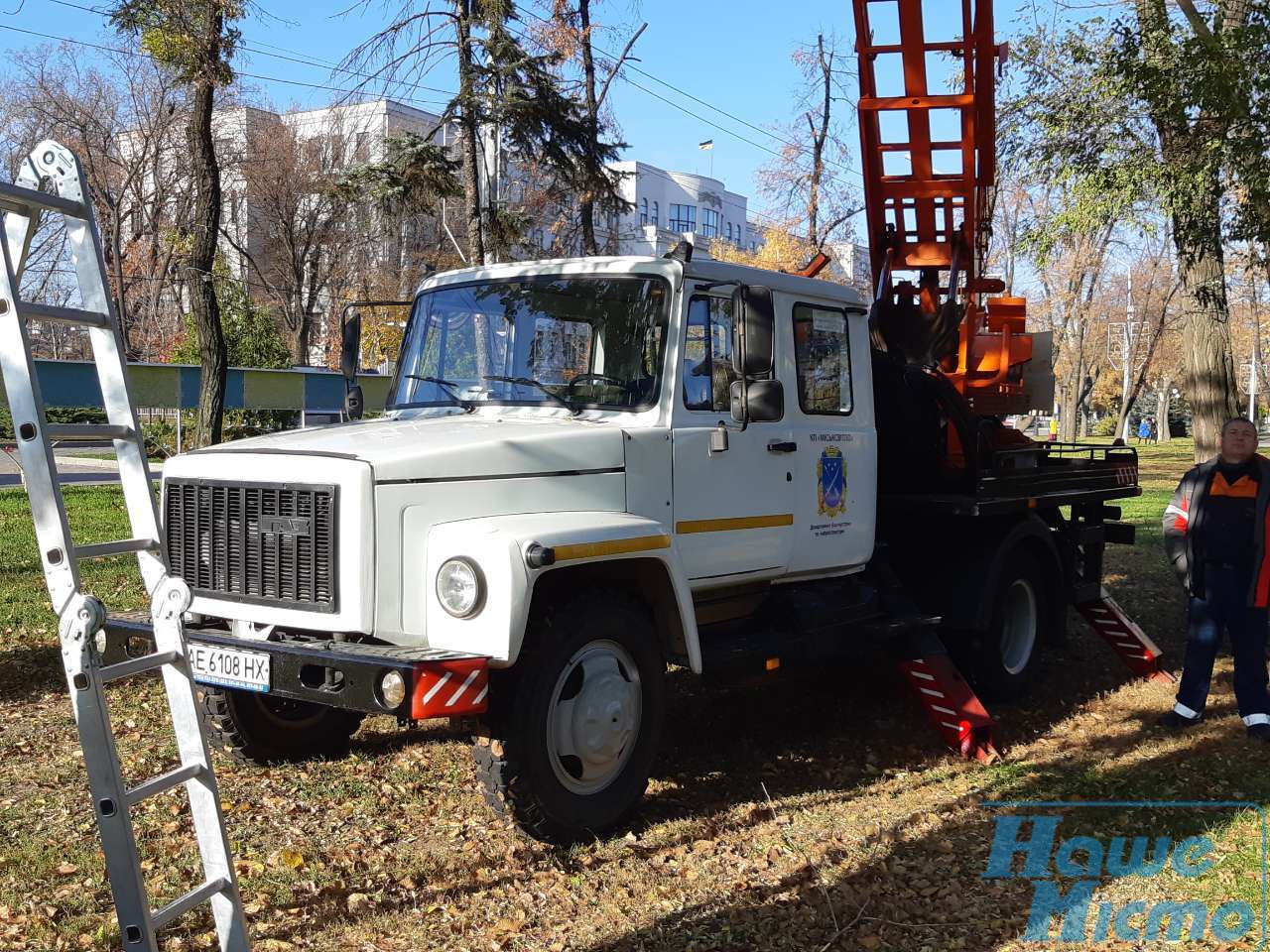 Праздник к нам приходит: в Днепре сквер Героев украшают гирляндами (фото). Новости Днепра