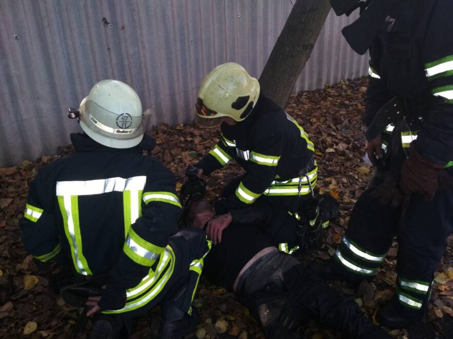 Чуть не сгорел заживо: под Днепром пожарные спасли мужчину от ужасной участи. Новости Днепра