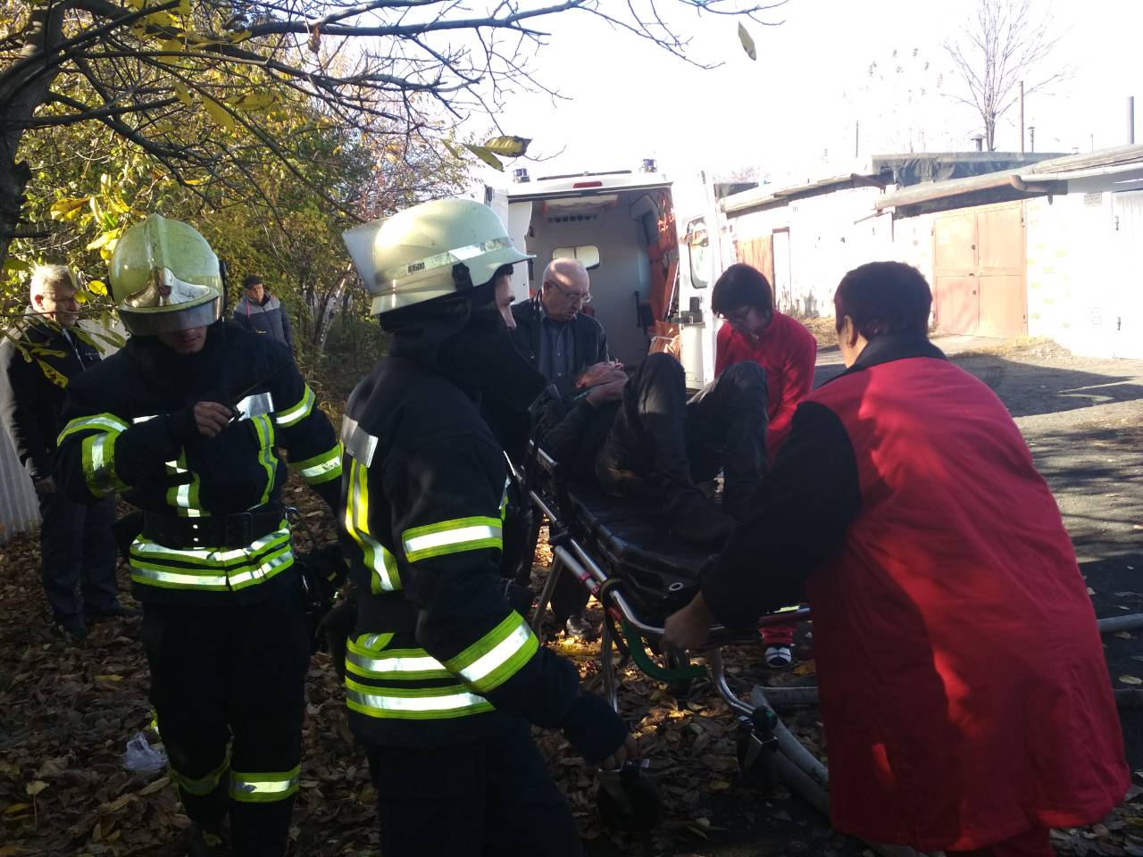 Чуть не сгорел заживо: под Днепром пожарные спасли мужчину от ужасной участи. Новости Днепра