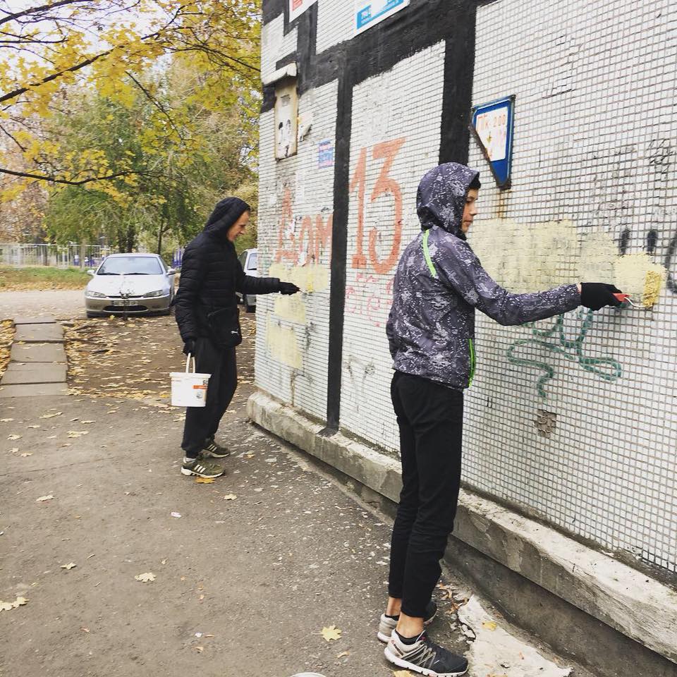 Активисты Днепра взялись за уничтожение варварской рекламы. Новости Днепра