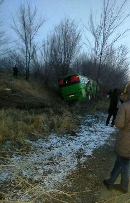 Заснул за рулём: автобус с пассажирами Одесса-Днепр вылетел в кювет (фото). Новости Днепра