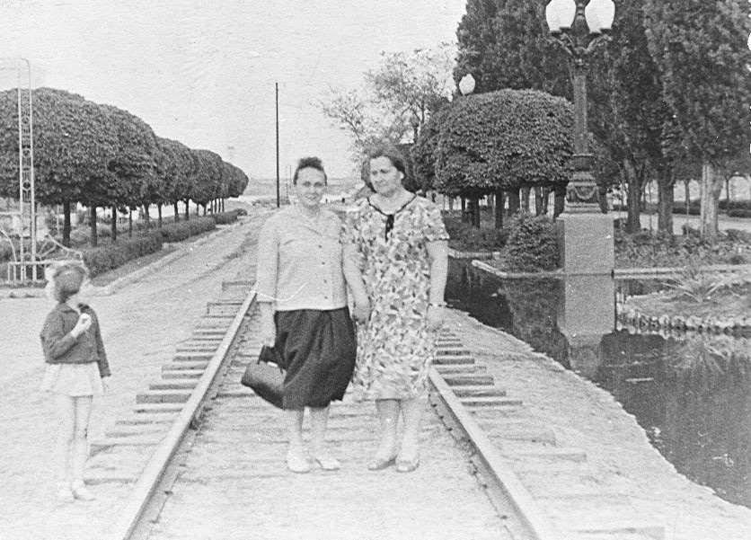 Рельсы и грузовые поезда на Набережной: как 53 года назад строили Новый мост Днепра. Новости Днепра