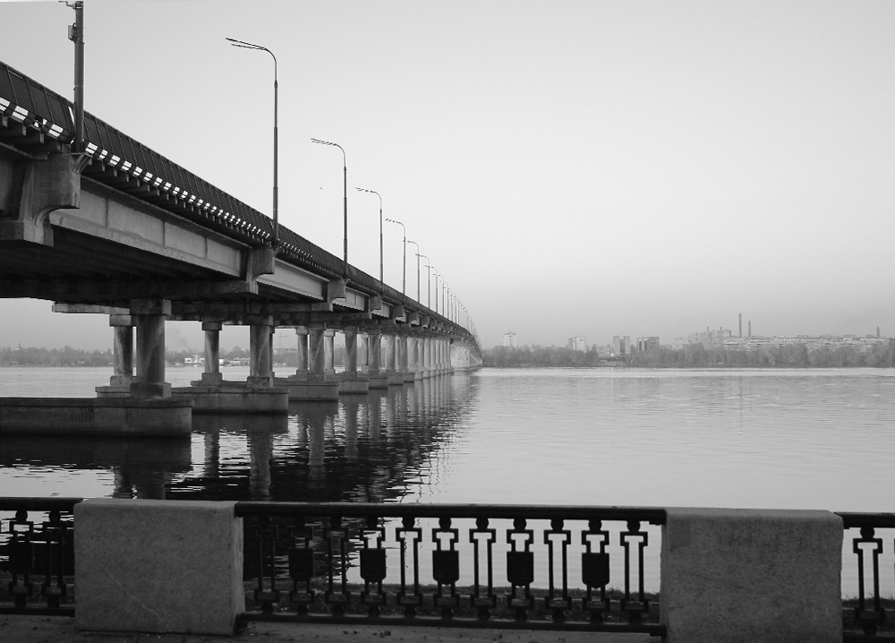 Рельсы и грузовые поезда на Набережной: как 53 года назад строили Новый мост Днепра. Новости Днепра