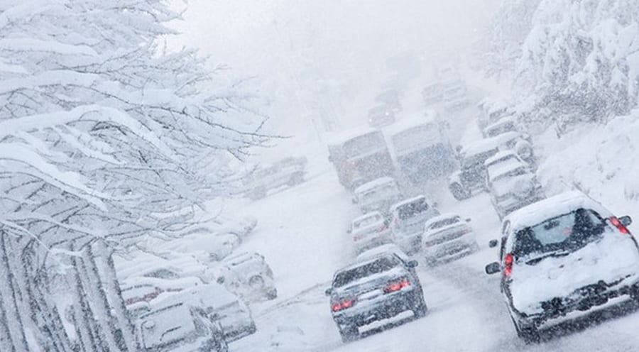 Помощь при попадании в снежную ловушку: куда звонить водителям Днепра. Новости Днепра