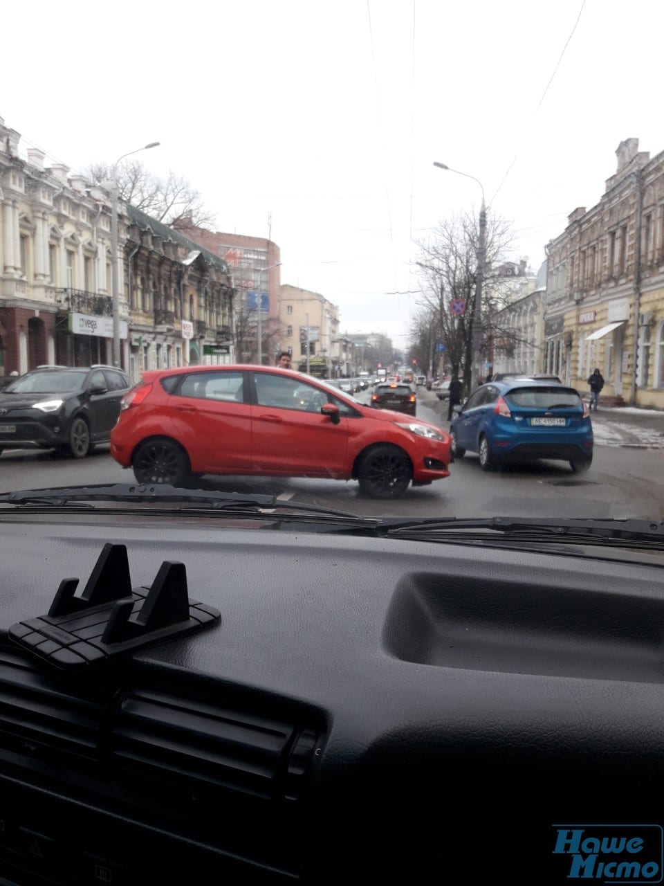 В Днепре ДТП парализовало движение по ул. Андрея Фабра. Новости Днепра