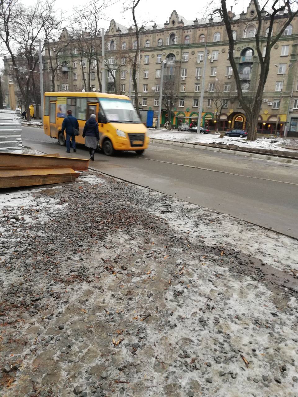 Люди мёрзнут на остановках: в Днепре водители популярных автобусов самовольно меняют маршрут. Новости Днепра