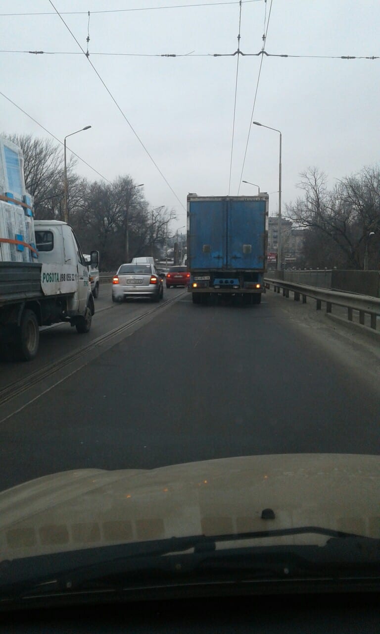 Движение на правый берег Днепра затруднено: ДТП на старом мосту (фото)