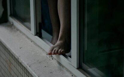 Под Днепром женщина выбросилась с балкона 10-го этажа с ребёнком на руках: суицид или убийство?. Новости Днепра
