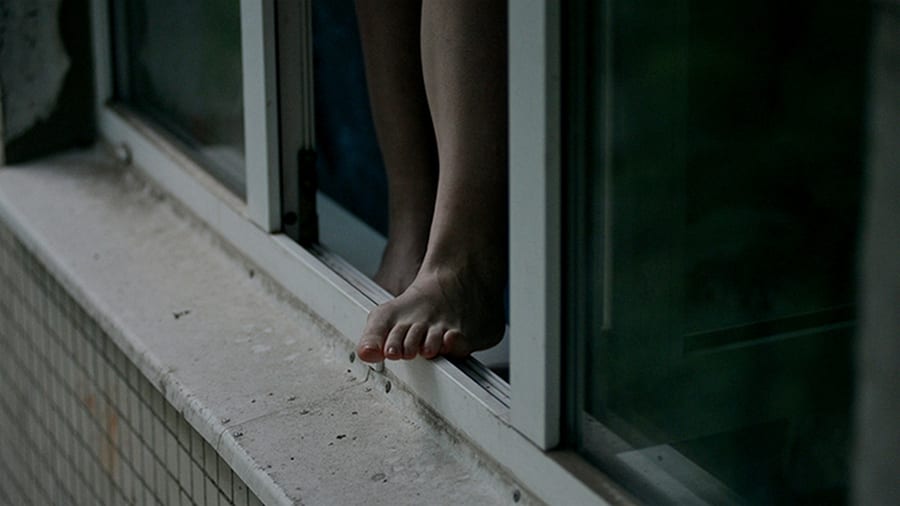 Под Днепром женщина выбросилась с балкона 10-го этажа с ребёнком на руках: суицид или убийство?. Новости Днепра