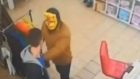 Под Днепром горе-разбойник в карнавальной маске попал под раздачу продавцов (видео). Новости Днепра