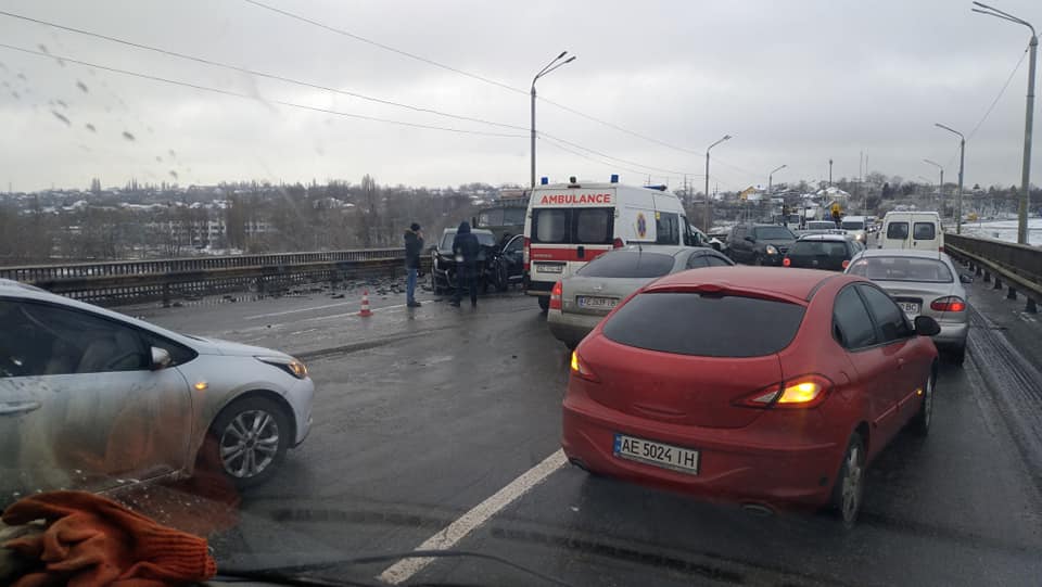 В Днепре ДТП парализовало движение по мосту (фото). Новости Днепра