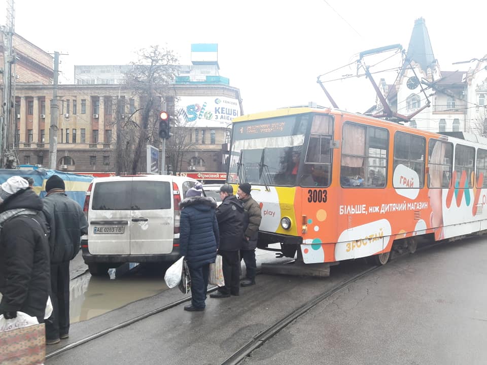 В центре Днепра "герой парковки" парализовал движение транспорта (фото). Новости Днепра