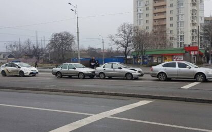 Тройное ДТП на проспекте Слобожанском заблокировало движение полосы. Новости Днепра