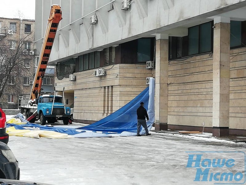 В Днепре на здание "Укроп" вешают огромный сине-желтый баннер. Новости Днепра