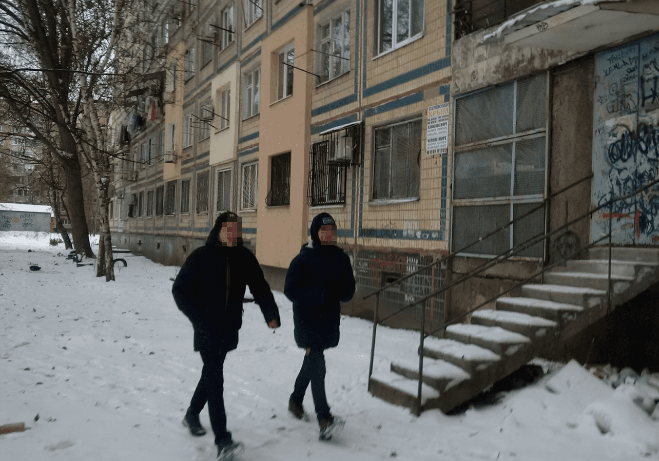 В Днепре подростки портили футбольное поле и пугали местных жителей. Новости Днепра