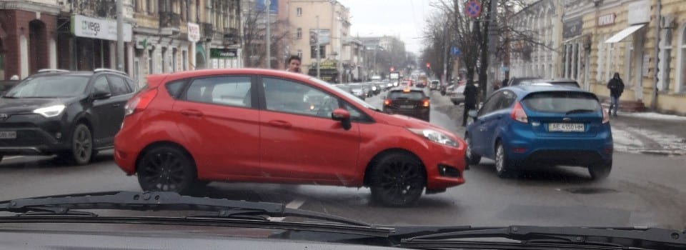 В Днепре ДТП парализовало движение по ул. Андрея Фабра. Новости Днепра