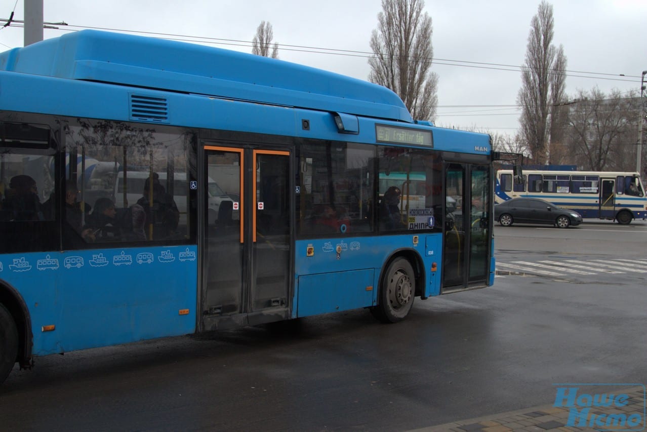 Уедут все: В Днепре на популярный маршрут вышли 26 стоместных автобусов (фото). Новости Днепра