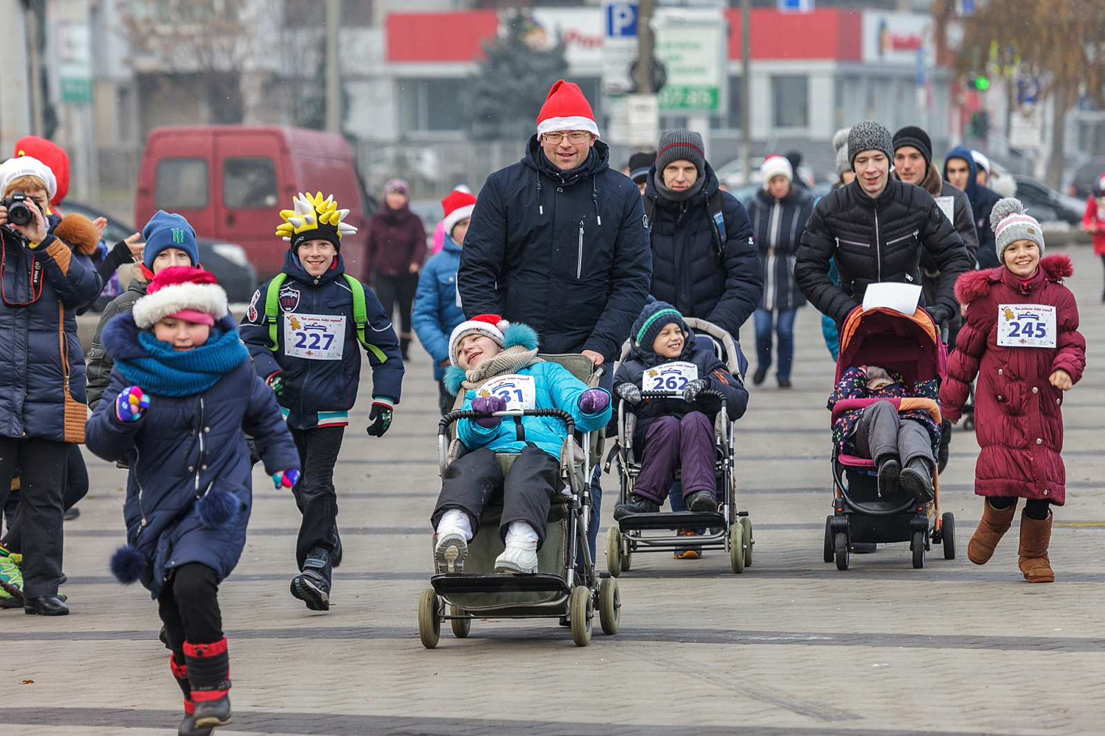 Бегущий цыпленок, чемпионская форма и носки от мэра: что творилось на Набережной Днепра. Новости Днепра