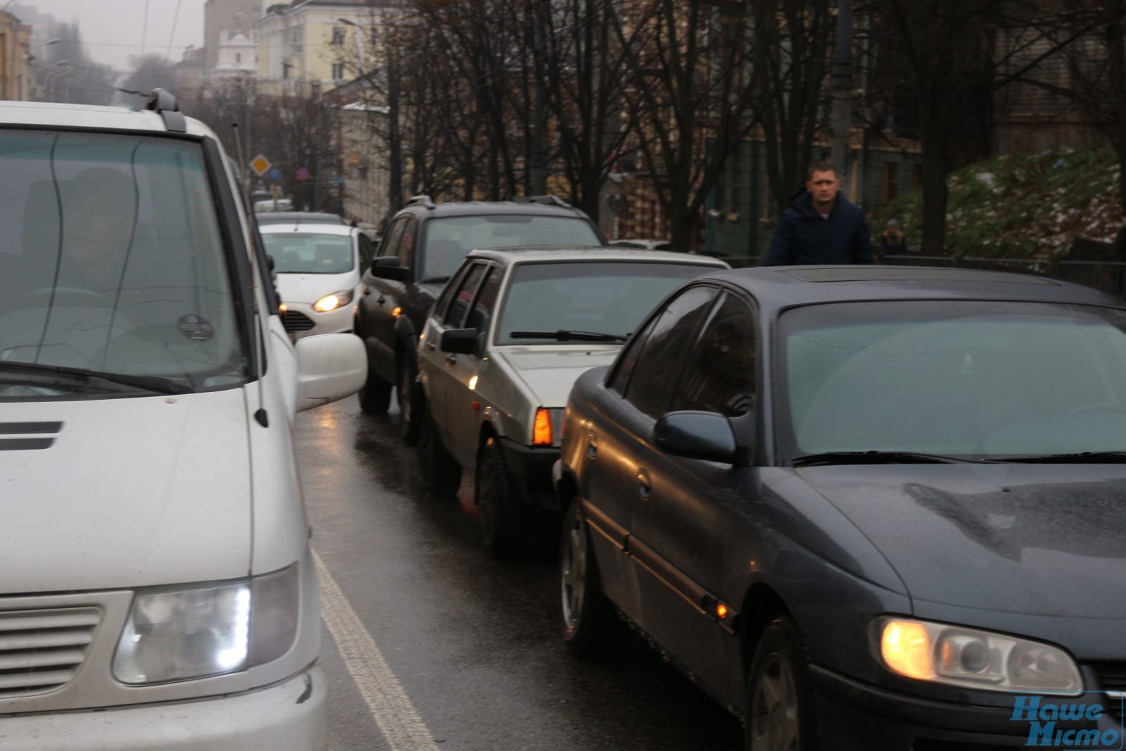 Три в ряд: в Днепре тройное ДТП блокировало движение по ул. Фабра. Новости Днепра