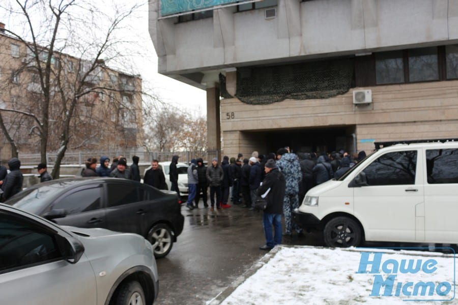 "Адвокатская бойня" в центре Днепра: в ход пошли дымовые шашки и слезоточивый газ (Фото/Видео). Новости Днепра