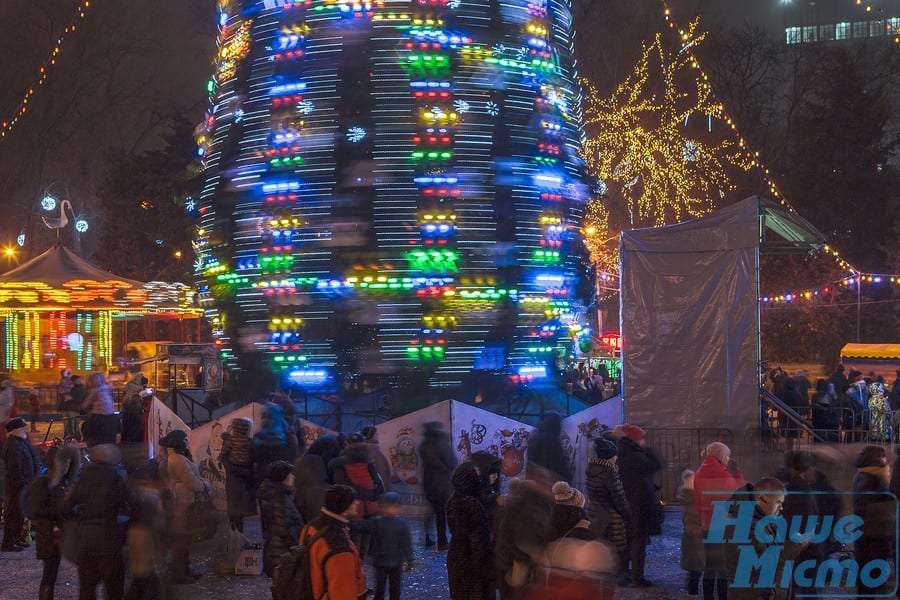 Как открывали главную елку Днепра в парке Глобы. Новости Днепра