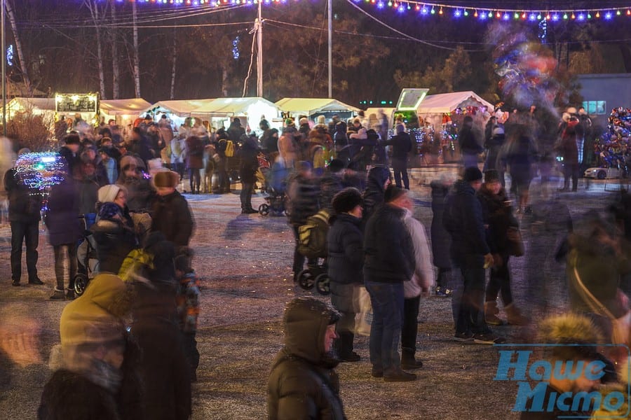 Как открывали главную елку Днепра в парке Глобы. Новости Днепра