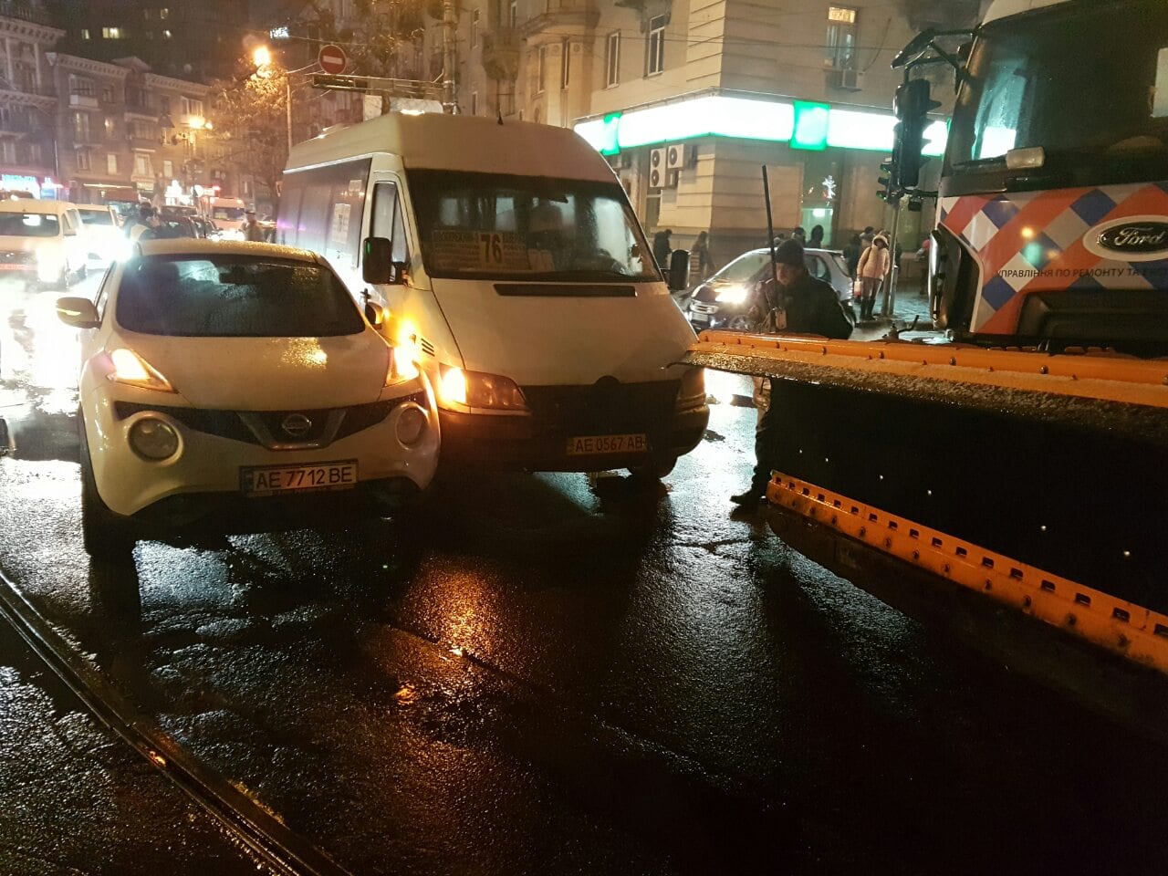 В Днепре на перекрестке центральных улиц случилось ДТП: движение затруднено. Новости Днепра