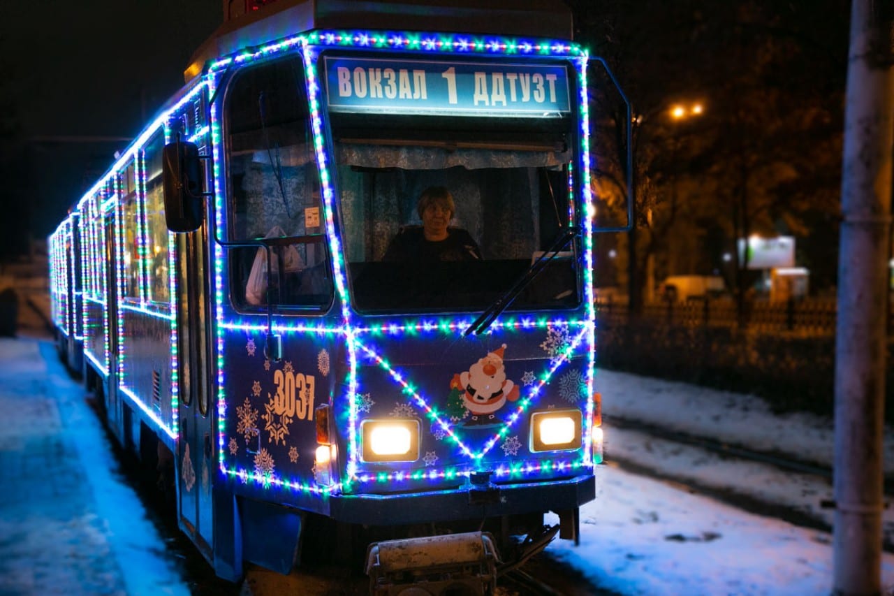 Яркие огни трамваев: необычная традиция поздравлять днепрян с Новым годом. Новости Днепра