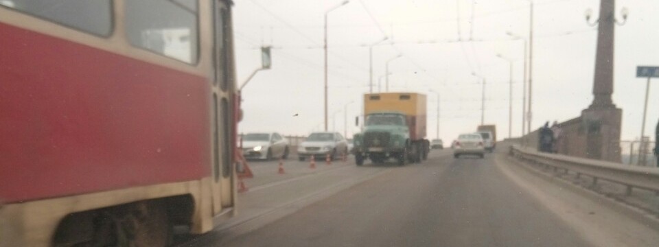 В Днепре на Старом мосту остановились трамваи: движение затруднено (фото). Новости Днепра
