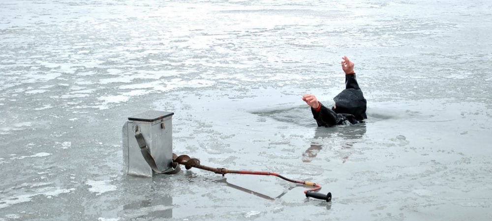 В Днепре рыбаки ходят на «правильный» лед, но иногда употребляют крепкие напитки. Новости Днепра