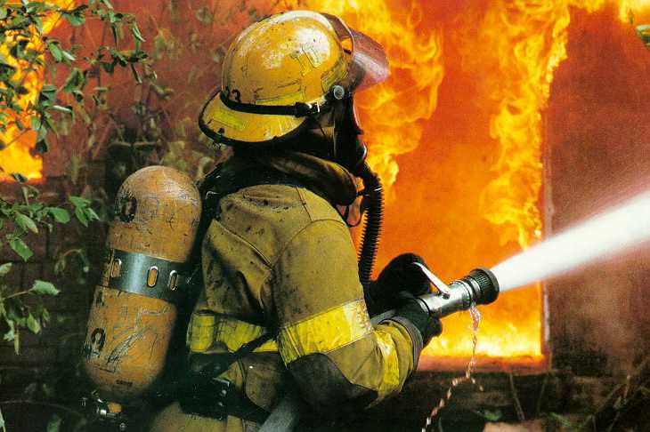 В Днепре на бульваре Кучеревского загорелся дом: работают пожарные. Новости Днепра