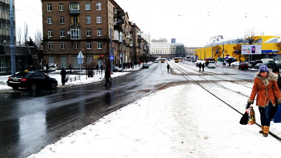 В Днепре на Курчатова правят недочёты: как изменились остановочные знаки и таблички. Новости Днепра