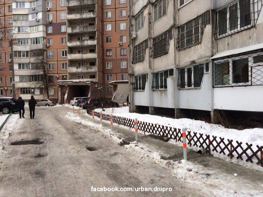 В Днепре жители одного из дворов самостоятельно решили проблему хаотичной парковки. Новости Днепра