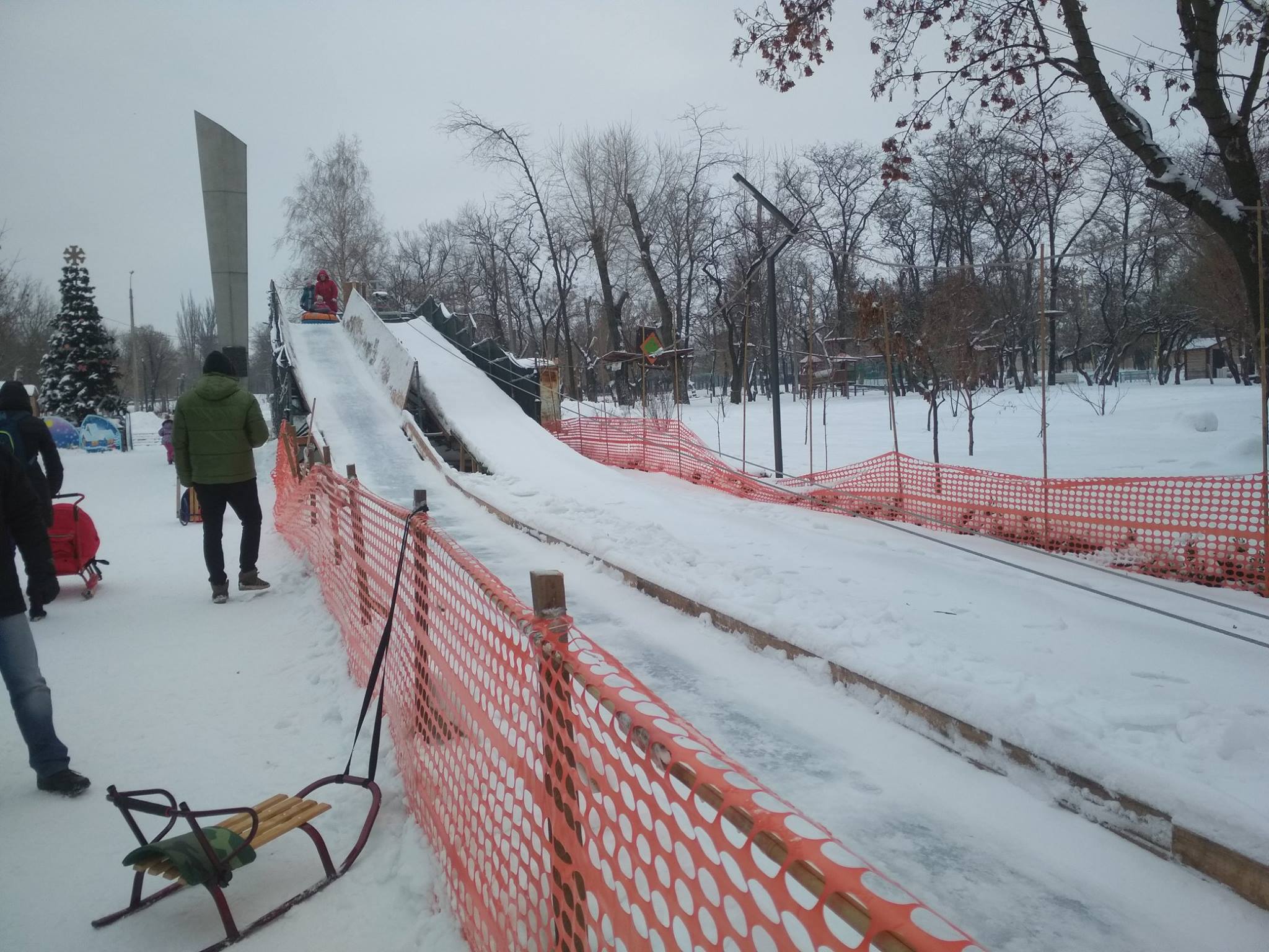 Занимайте очередь: в популярном парке Днепра заработал тюбинг. Новости Днепра