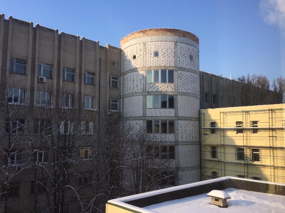 Утеплённый фасад и пластиковые окна: в Днепре реконструируют детскую больницу на Космической. Новости Днепра