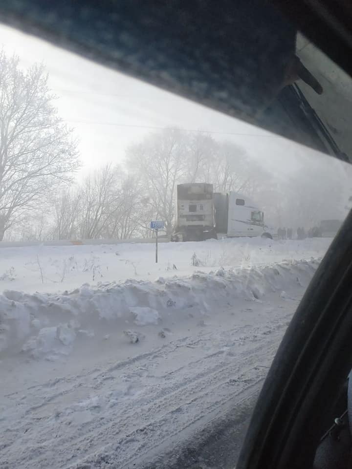 Снежная ловушка на трассе под Днепром: машины стоят в снежных заметах. Новости Днепра