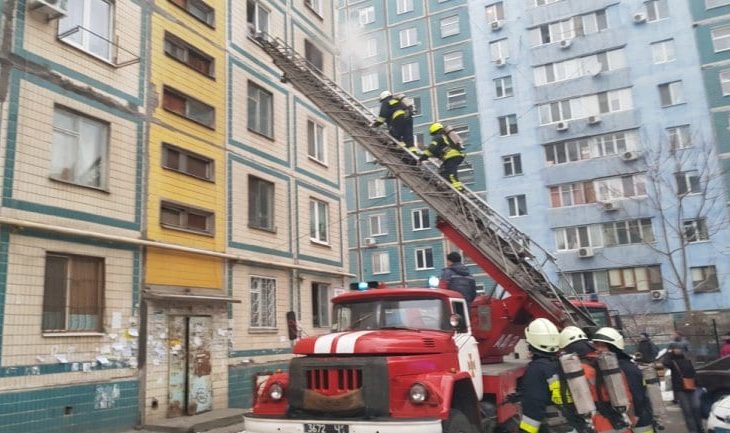 В Днепре на Новый год горела квартира: спасатели эвакуировали жильцов. Новости Днепра