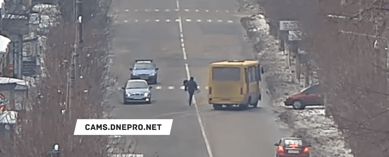 Бегал по трассе и провоцировал водителей: под Днепром неадекватный мужчина играл со смертью. Новости Днепра