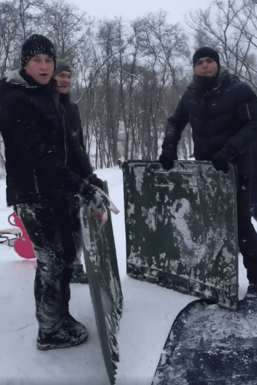 "Их сжигали, ломали и разбирали": в Днепре школьники катались с горки на разбитых мусорных баках. Новости Днепра