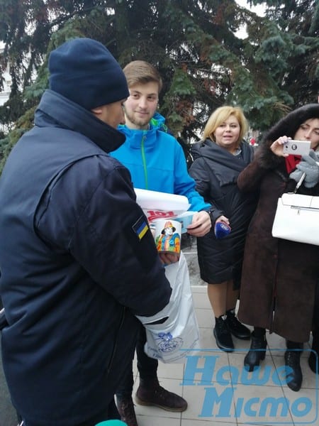 В Днепре нашли и наградили парня, который героически спас собаку из ледяной воды. Новости Днепра