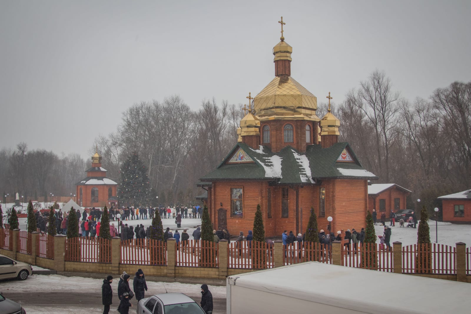 Очередь к Богу: как в Днепре окунаются на Крещение (фоторепортаж). Новости Днепра