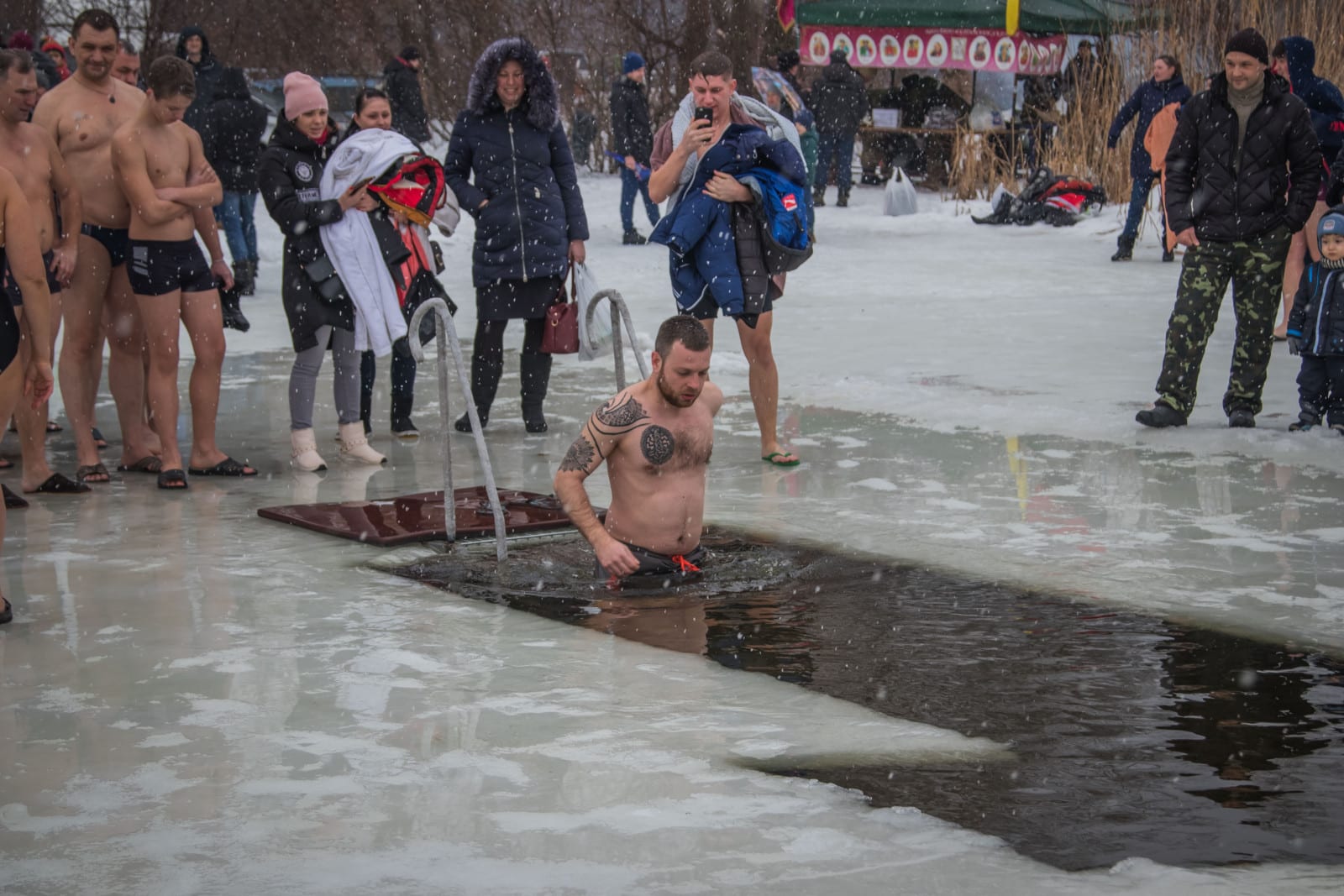 Очередь к Богу: как в Днепре окунаются на Крещение (фоторепортаж). Новости Днепра