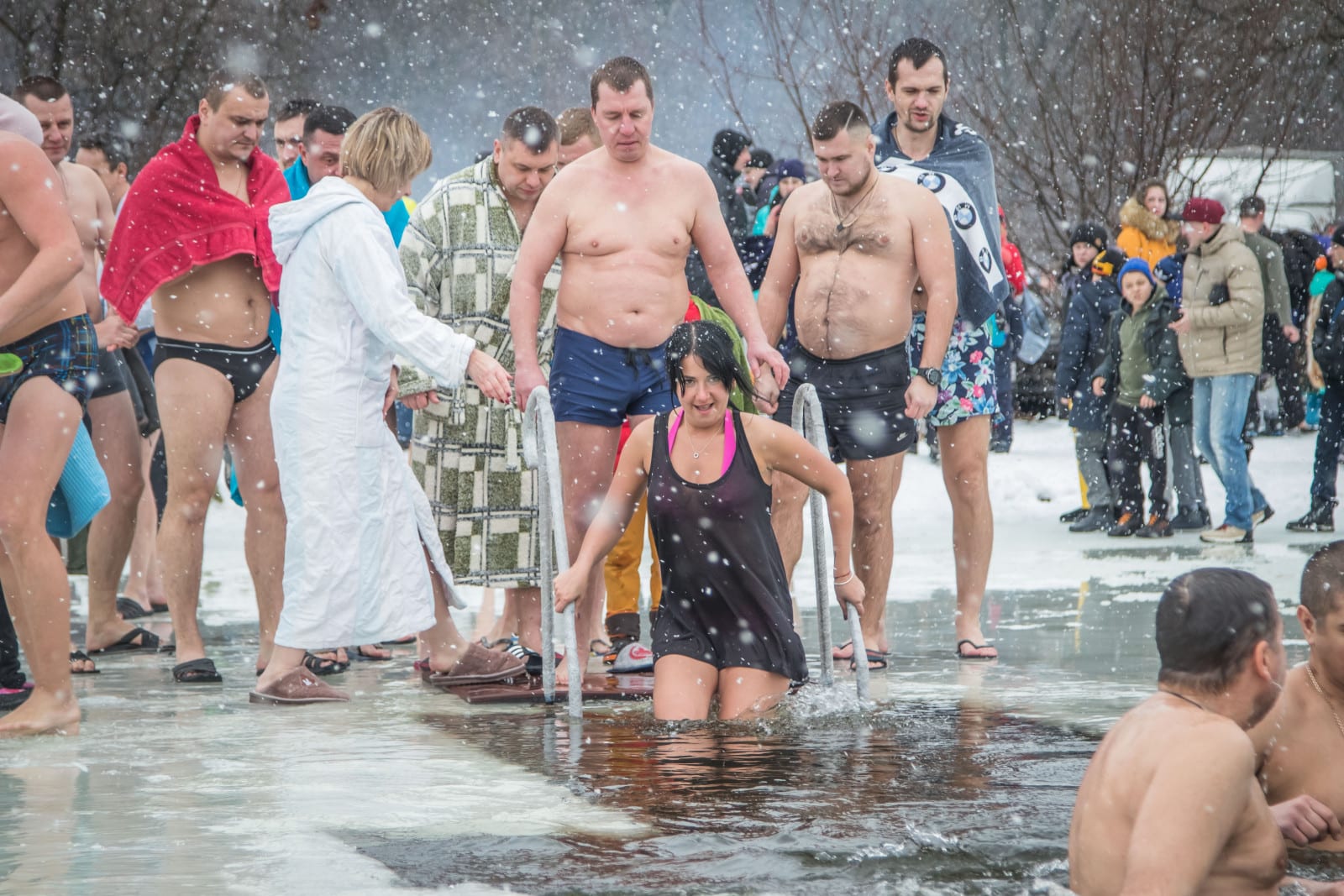 Очередь к Богу: как в Днепре окунаются на Крещение (фоторепортаж). Новости Днепра