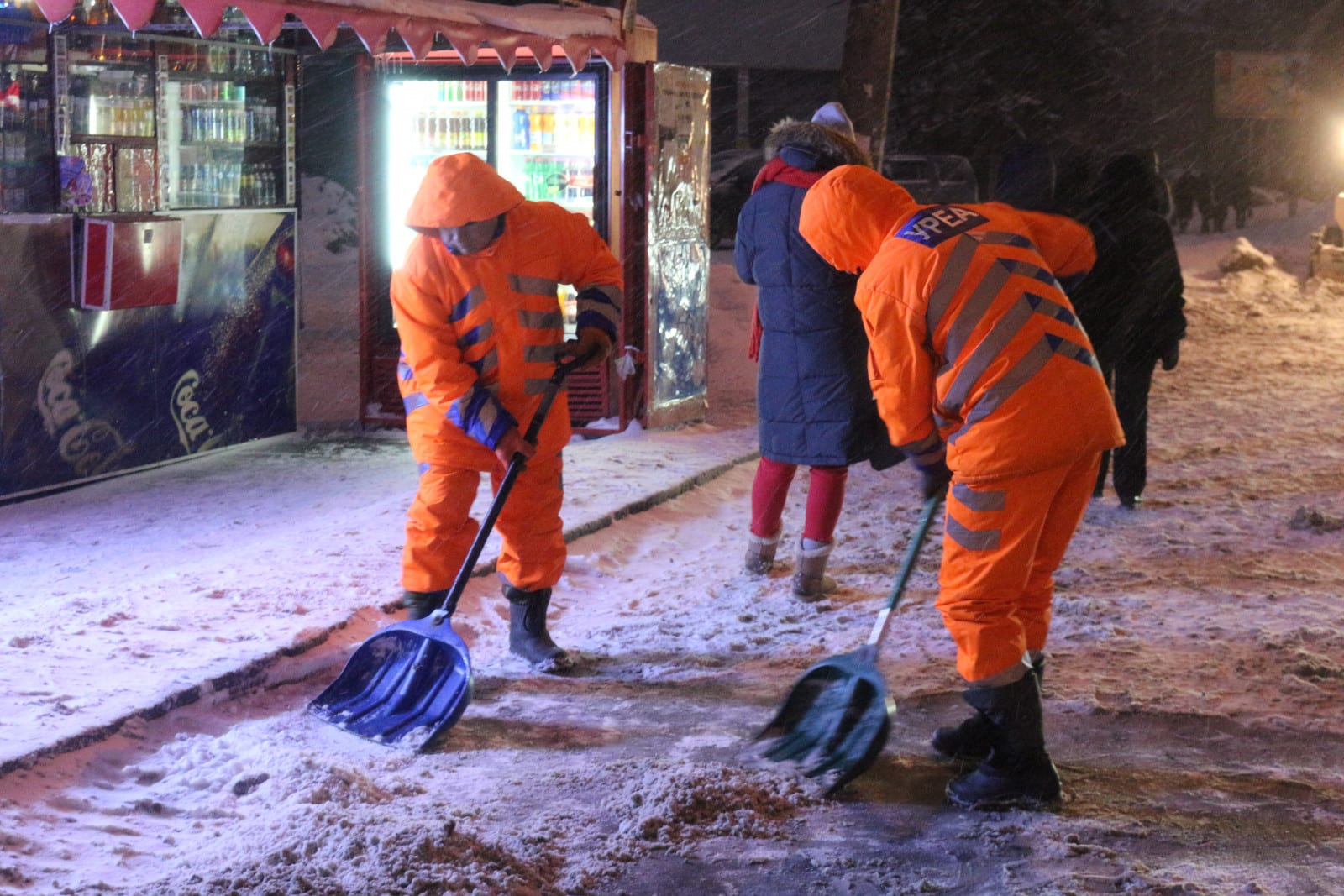 Непогода проиграла: в Днепре на борьбу со снегом бросили все силы (фоторепортаж). Новости Днепра