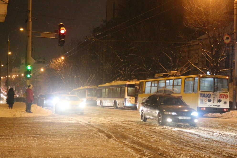 В Днепре на Фабра столкнулись две иномарки: троллейбусы не могут проехать. Новости Днепра