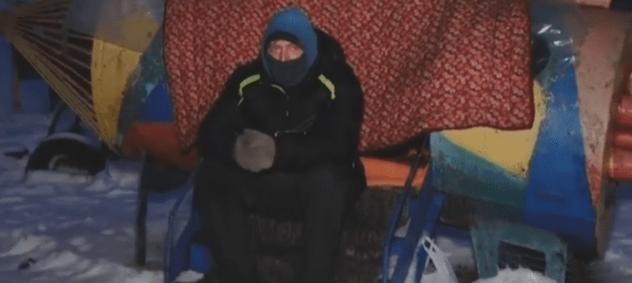Апартаменты в ракете: под Днепром мужчина поселился прямо посреди детской площадки (видео). Новости Днепра
