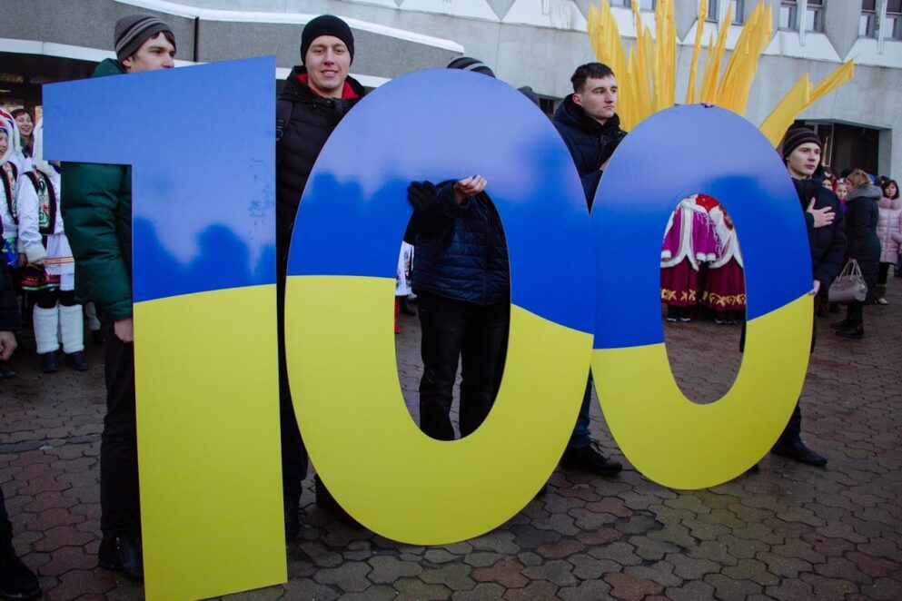 У День Соборності сотні дніпрян створили живу мапу України. Новости Днепра