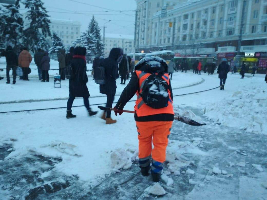 Циклон Днепру не помеха: коммунальщики обеспечивают беспрепятственное движение по дорогам города. Новости Днепра